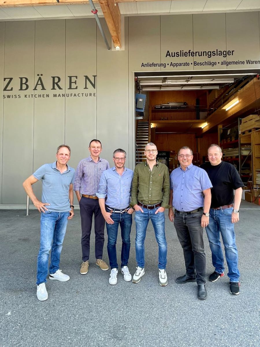 Gruppenfoto vor der Firma Zbären Swiss Kitchen Manufacture