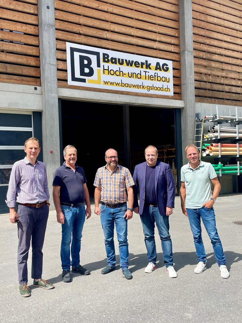 bauwerk_AG_web Gruppenfoto vor der Firma Bauwerk AG in Gstaad.