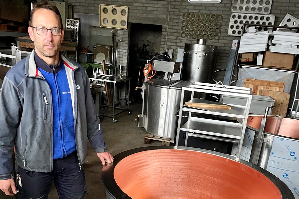 2024-05-fb-rieder-metallbau-web-1 Marco Rieder, Geschäftsinhaber der Rieder Metallbau AG, steht neben der Käsereianlage.
