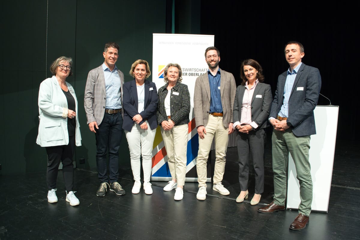 2025.04.02-Tourismusforum-Referenten-2@1200px Von links nach rechts. Susanne Huber, Geschäftsführerin Volkswirtschaft Berner Oberland. Flurin Riedi Tourismusdirektor und CEO Gstaad Saanenland Tourismus. Alice Leu Leiterin Projekte TFBO Höhere Fachschule für Tourismus. Marianna Lehmann Präsidentin Volkswirtschaft Berner Oberland. Dr. Adrian Müller wissenschaftlicher Projektleiter CRED-T, Universität Bern. Pascale Berclaz Direktorin Made in Bern AG. David Romanato General Manager der Hauenstein Hotels.