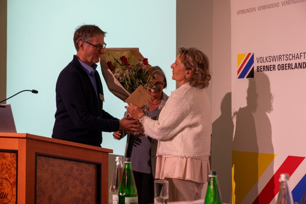 Michael Teuscher, 1. Vizepräsident, und Susanne Huber, Geschäftsführerin, verabschieden Marianna Lehmann, abtretende Präsidentin.
