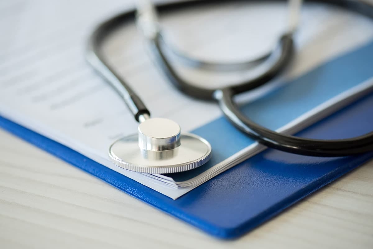 Stetoskop mit Krankenakte