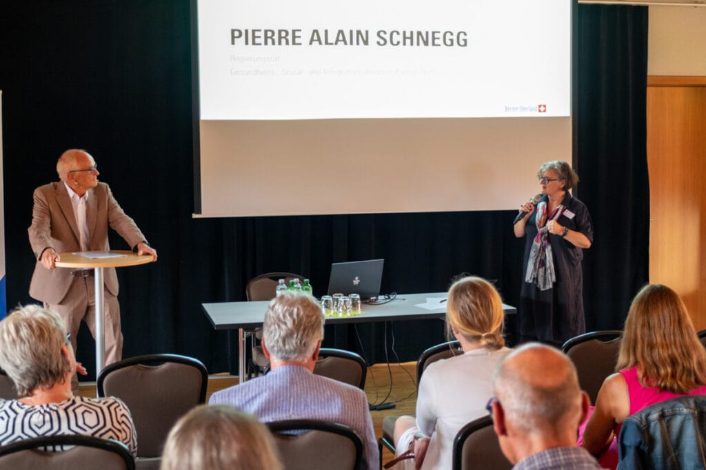 Susanne Huber, Geschäfsführerin Volkswirtschaft Berner Oberland, im Gespräch mit Regierungsrat Pierre Alain Schnegg.