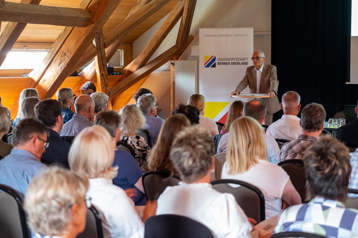 2025-Gemeindeforum-Schnegg-Publikum-1@1200px Regierungsrat Pierre Alain Schnegg erläutert die Herausforderungen in der medizinischen Versorgung am Gemeindeforum Berner Oberland.