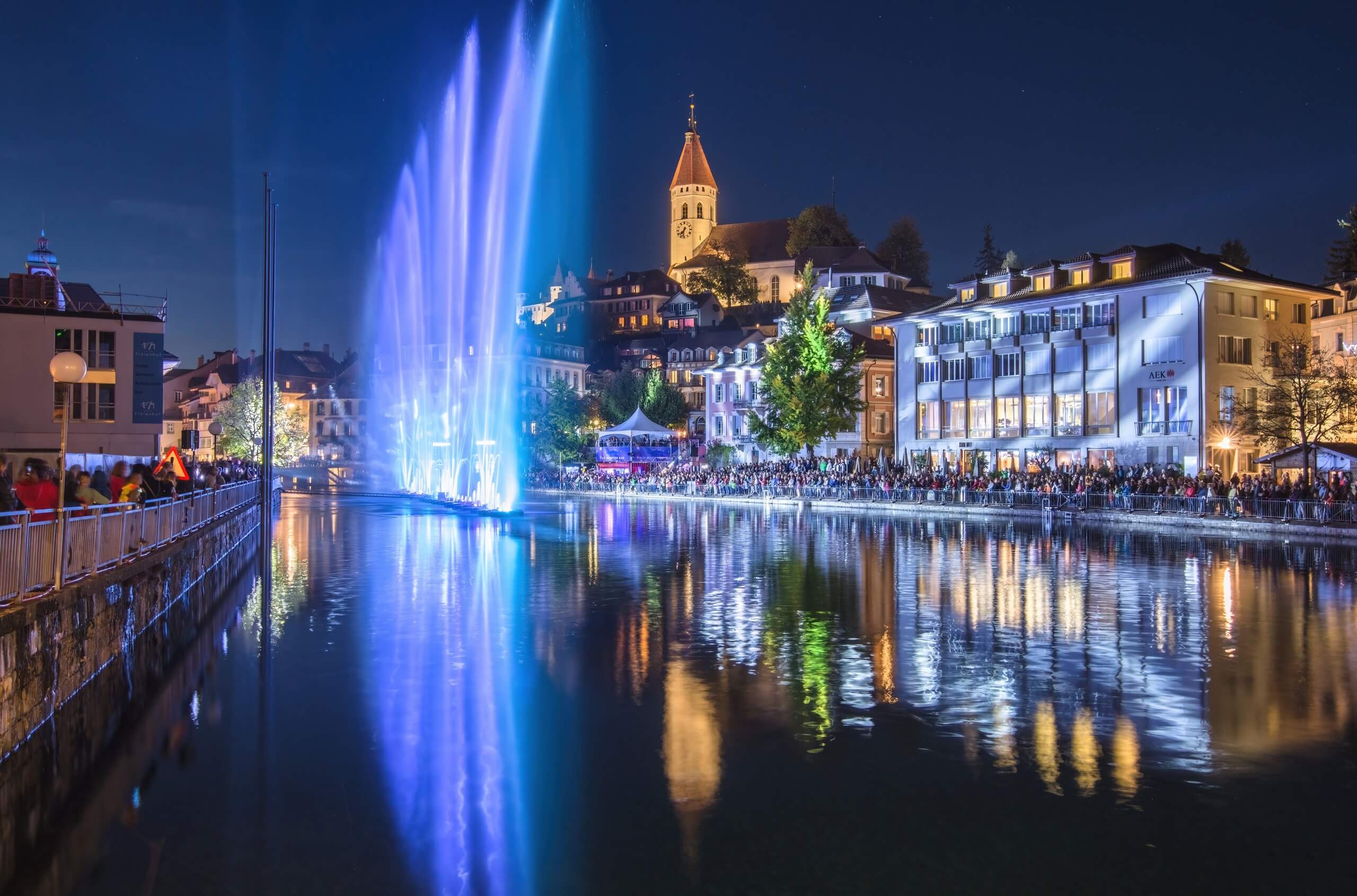 thun-wasserzauber-herbst-aare-quai-publikum-stadtkirche Thuner Wasserzauber