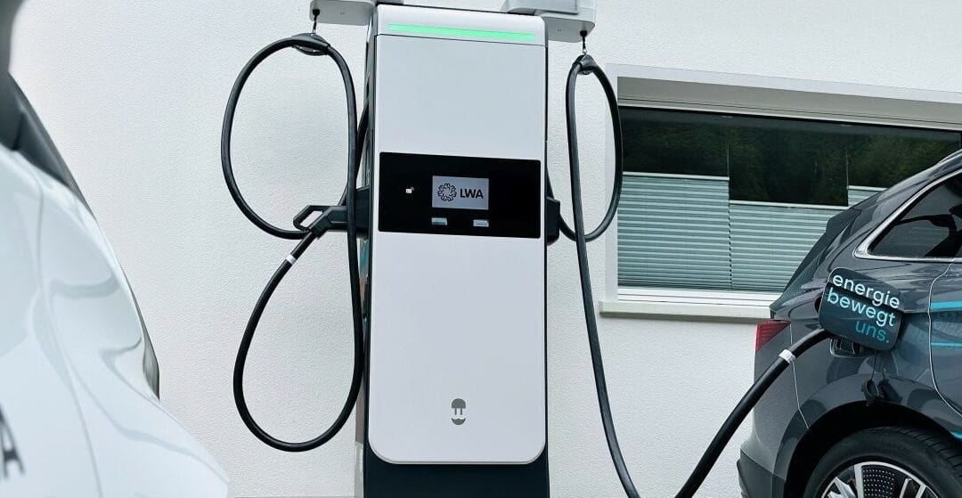 LWA nimmt erste Gleichstrom-Schnellladestation Adelbodens in Betrieb