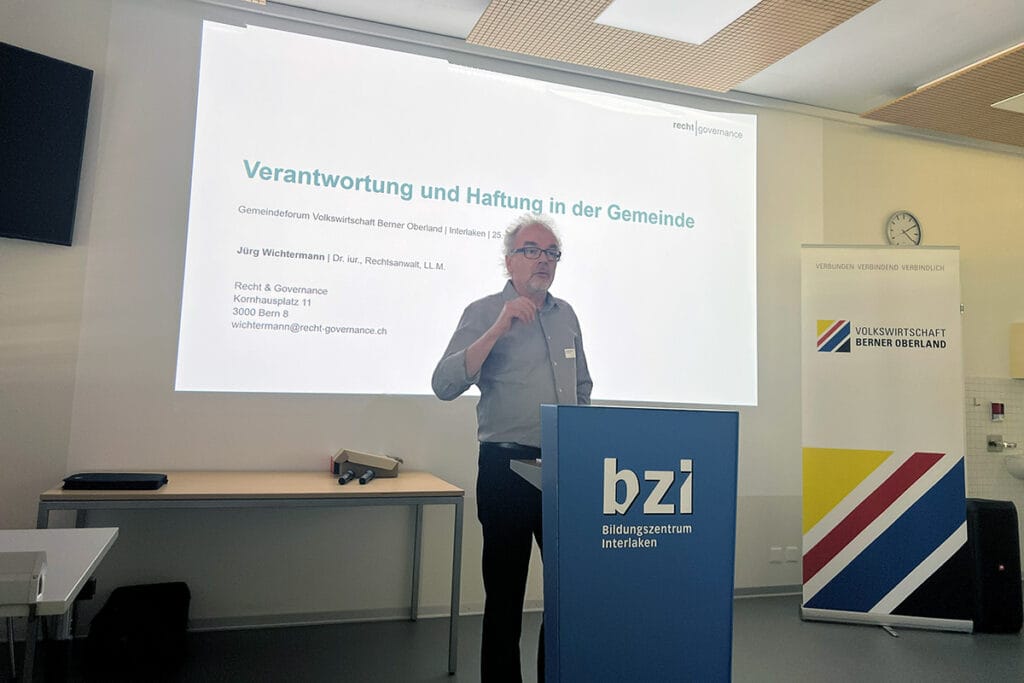 Jürg Wichtermann, recht | governance, am Gemeindeforum Berner Oberland.