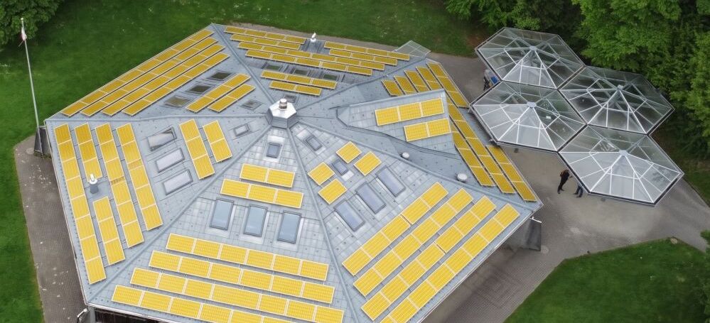 Solarify baut Solaranlage auf dem Dach des Pfadiheims Enzenbühl